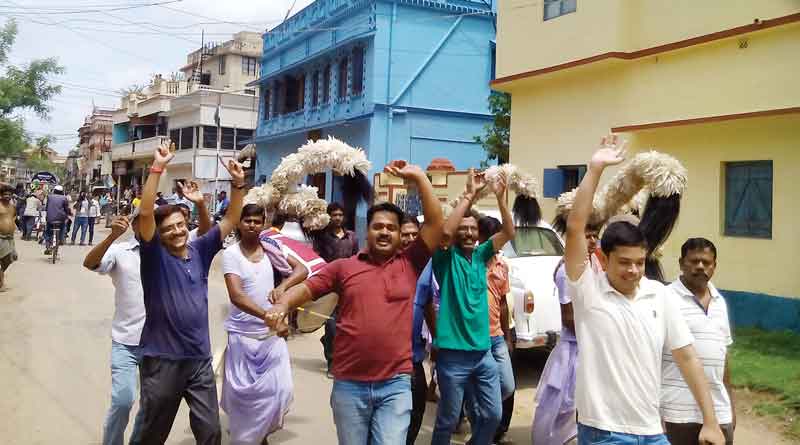 Bengal Celebrates TMC's Victory With Dhak