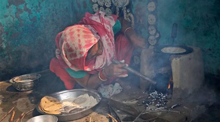 তিলে তিলে প্রাণ নিচ্ছে রান্নাঘরের ধোঁয়া?
