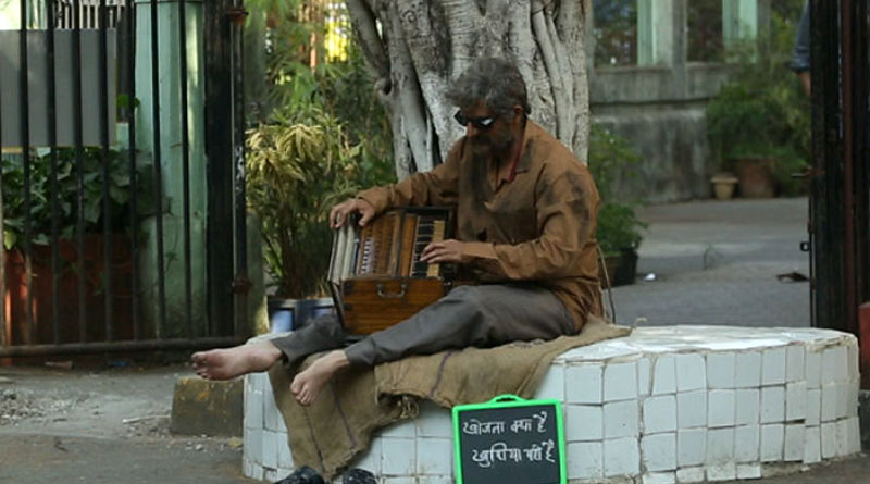 Sonu Nigam dressed-as-old-street-musician