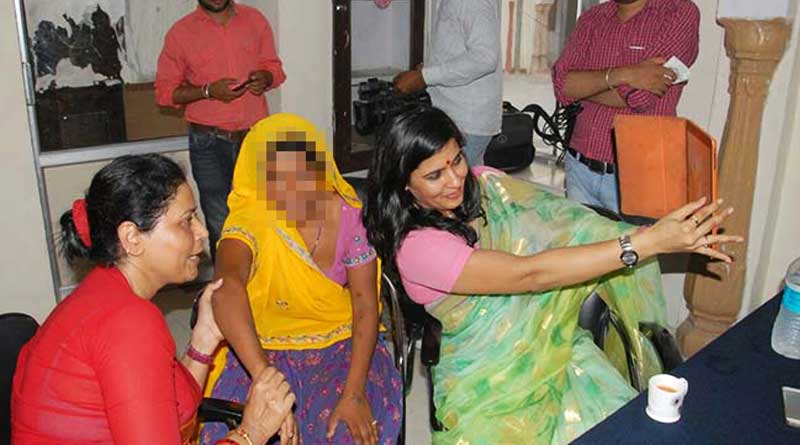 নির্যাতিতার সঙ্গে ‘সেলফি’, বিতর্কে মহিলা কমিশনের সদস্য