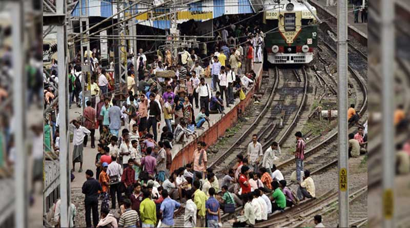 Dumdum railway line hazard, daily passengers in trouble