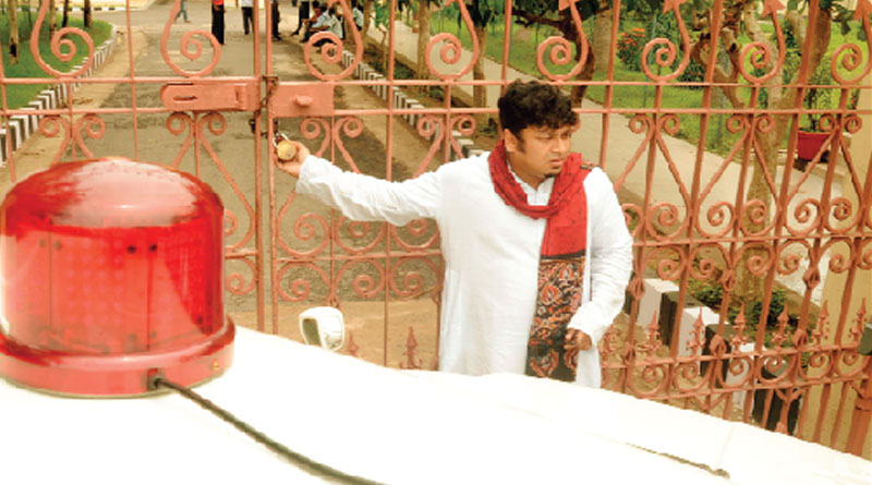 লালবাতির গাড়ি নিয়ে বিশ্বভারতীতে ‘তাণ্ডব’ তৃণমূল সাংসদের