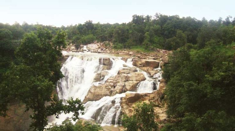 পাহাড়, জলপ্রপাতে ঘেরা অপরূপ বুদ্ধ-মূর্তি