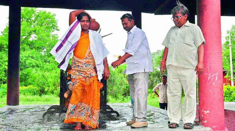 পরিত্যক্ত হিন্দু বৃদ্ধের অন্ত্যেষ্টি সম্পন্ন করলেন মুসলিম মহিলা