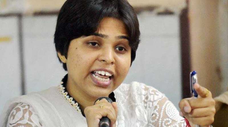 Activist Trupti Desai beating A Man with Slippers in Public