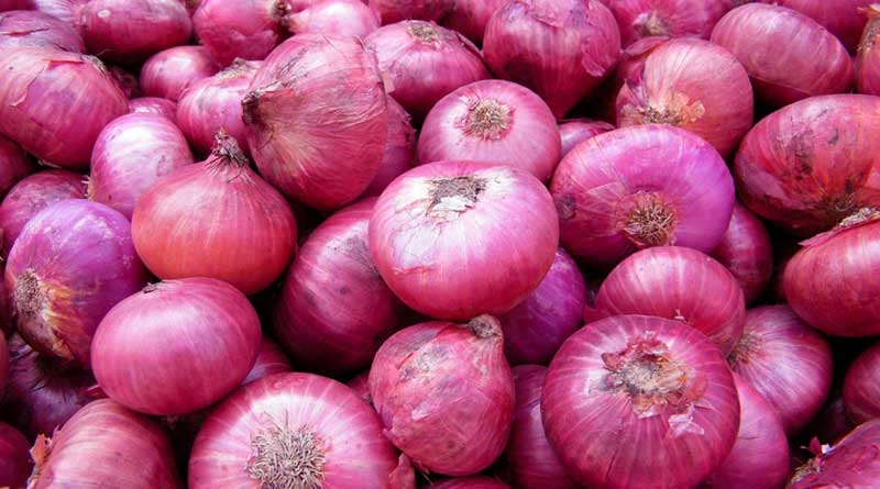 Some shop of Varanasi are giving onions on loan by keeping adhar card