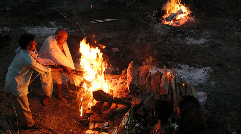 জলন্ত চিতায় উঠে বসলেন ‘মৃত’!