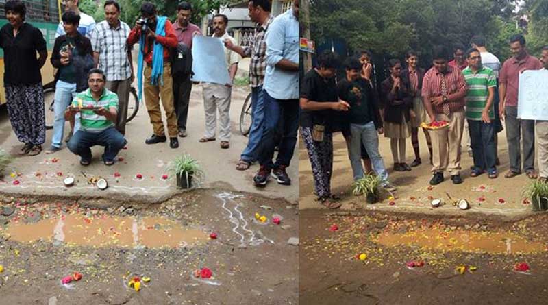 সারাই হয়নি, খানাখন্দে ভরা রাস্তাকেই পুজো পথচারীদের