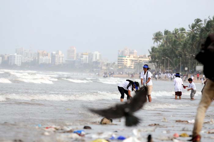 Coast Guard and 9 schools in mumbai organised a Clean Up drive at Juhu Beach on saturday Satish Malavade,Mumbai Mirror 15 Sep 2012