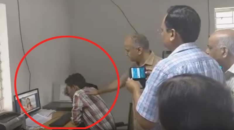 কাজ ফাঁকি দিয়ে সিনেমায় চোখ, বরখাস্ত হাসপাতাল কর্মী