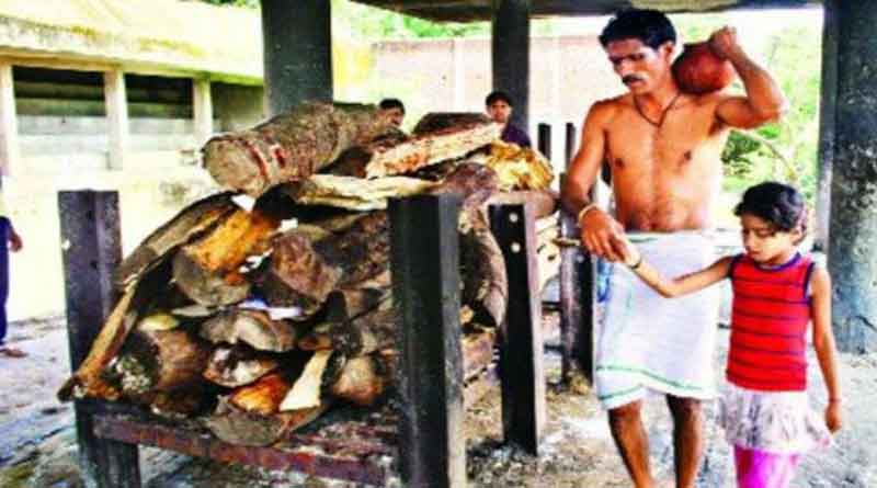 মানবিকতার খাতিরে হিন্দুমতে বন্ধুর সৎকার করলেন রেজ্জাক