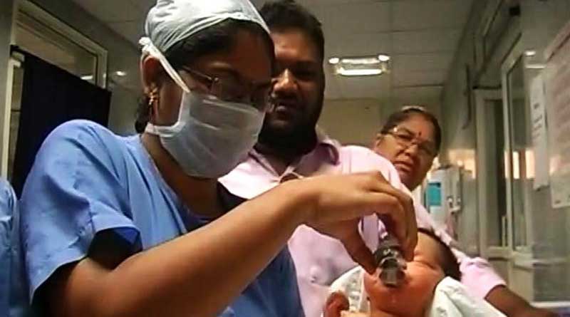 শিশুকন্যাকে স্তন্যপান করাতে অস্বীকার করলেন মা