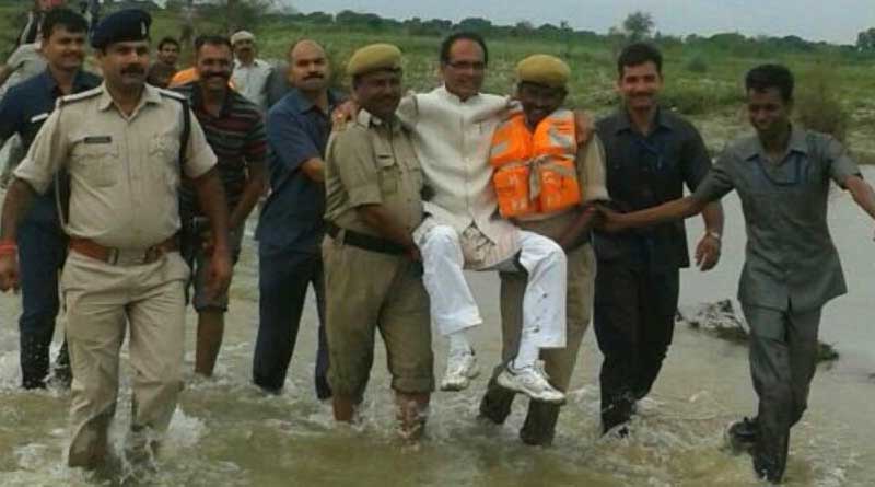 CM of MP Inspects Flood Situtaion and the photo is viral for right reason