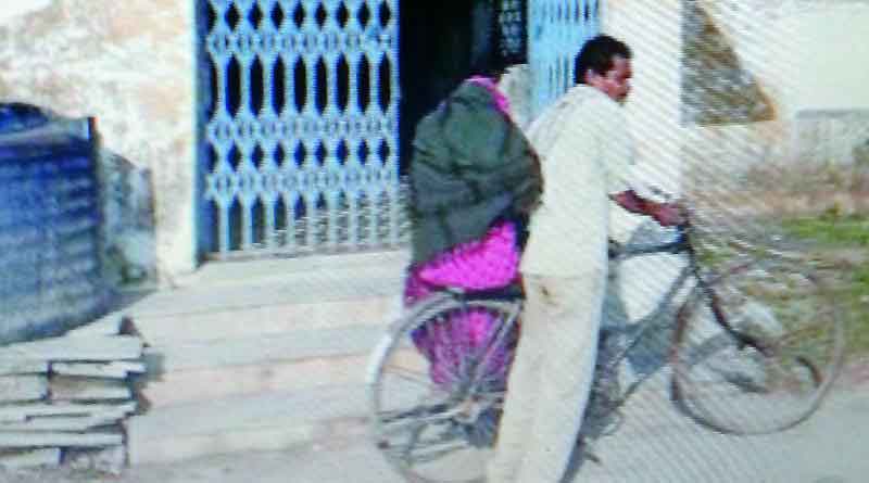 অ্যাম্বুল্যান্স নেই, সাইকেলে সন্তানসম্ভবাকে হাসপাতালে পৌঁছলেন বাবা