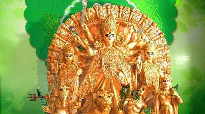 কাগজ-পিচবোর্ডের প্রতিমা গড়ে নজির অমলের