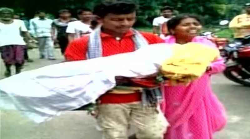 নামিয়ে দিল অ্যাম্বুল্যান্স, শিশুর মৃতদেহ ৬ কিমি বইলেন বাবা