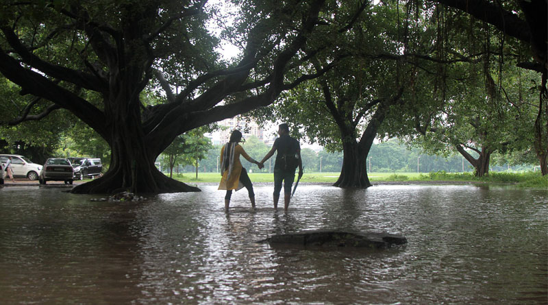 প্রবল বর্ষণে জলমগ্ন শহর, আগামী ৪৮ ঘণ্টায় ভারী বৃষ্টির পূর্বাভাস