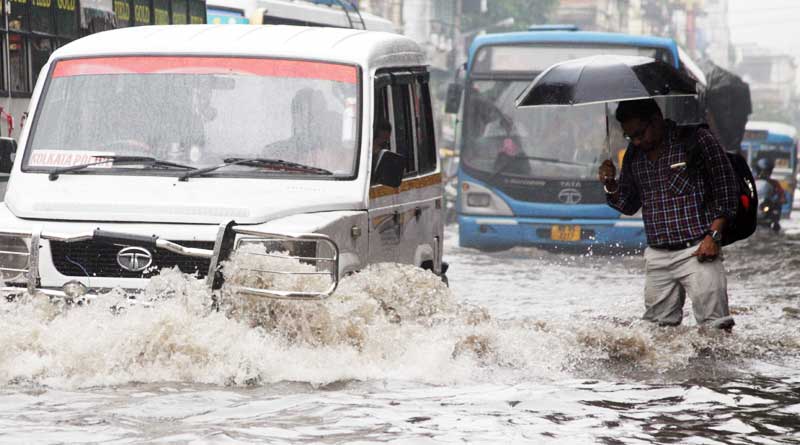 Heavy rain lashes in Kolkata, Water logging in various area