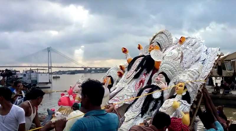 দশমী তিথিতে প্রতিমা নিরঞ্জনের ঢল গঙ্গার ঘাটে ঘাটে