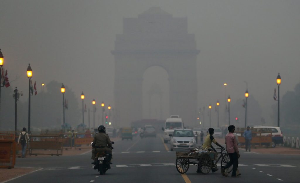 আতশবাজির ধোঁয়ায় ঢাকা পড়ল রাজধানী