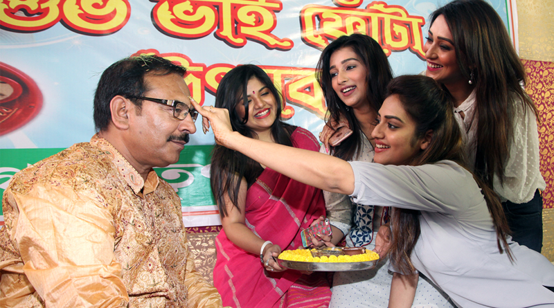 ব্যস্ততা তুলে রেখে ভাইফোঁটা উৎসবে মাতলেন তারকারাও