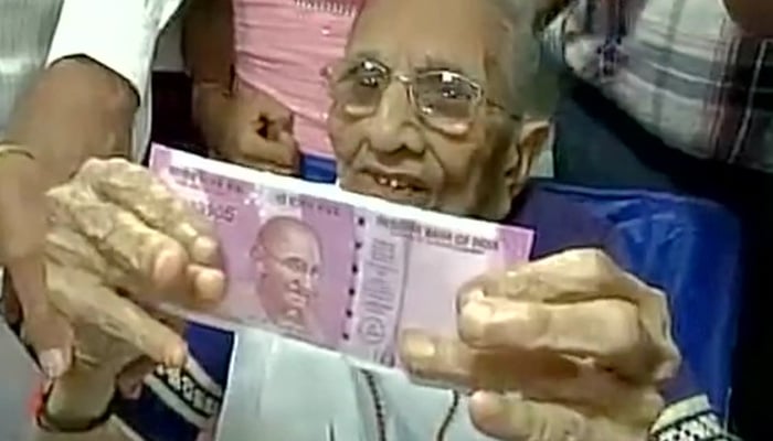 narendra modi's mother stood in the que to exchange money