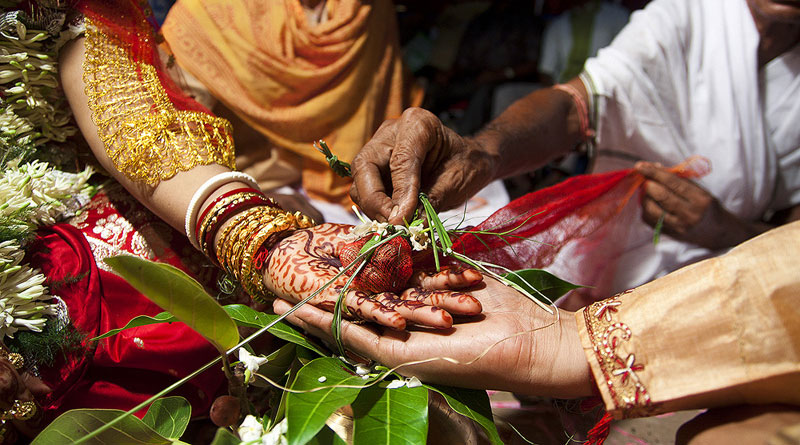 বিয়েতে উপহার ‘ক্যাশ’, আতঙ্কে গৃহস্থ!