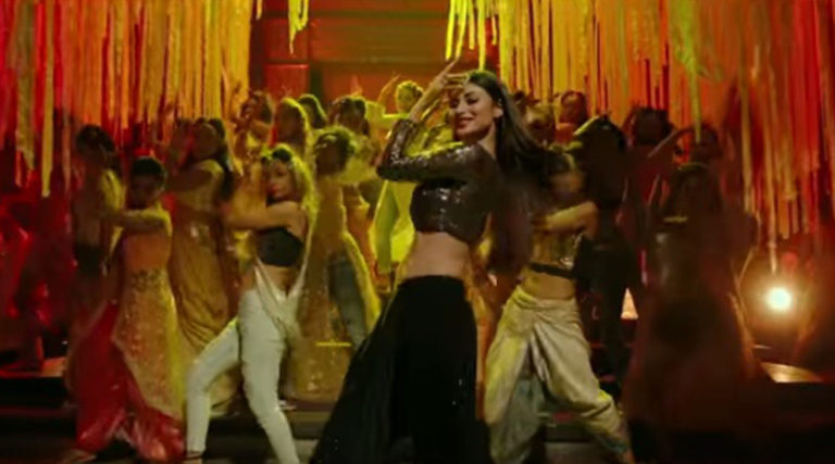 ডিস্কোথেকে ঝড় তুলল নাগিনীর শরীরী মোচড়!