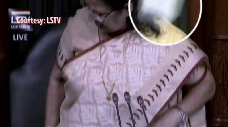 Paper thrown at loksabha speaker sumitra mahajan by sp lawmaker