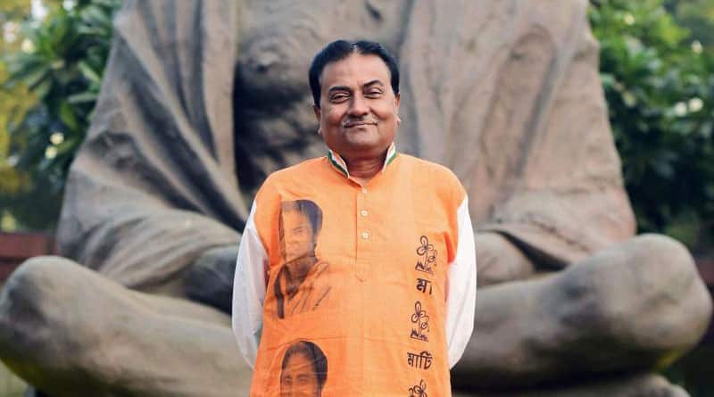 মমতার ছবি আঁকা কুর্তা পরে সংসদে ইদ্রিস আলি