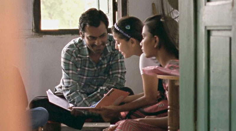 ছাত্রীর প্রেমে ‘হারামখোর’ শিক্ষক, দেখে নিন ভিডিওয়!