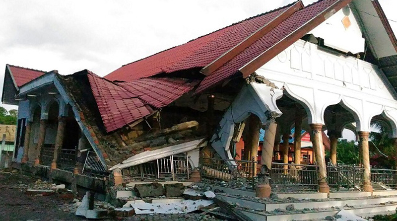 তীব্র ভূমিকম্পে কেঁপে উঠল ইন্দোনেশিয়া