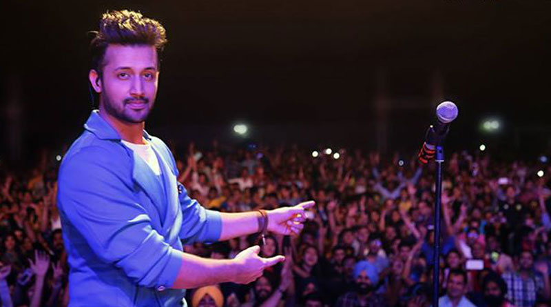 Pak Singer Atif Aslam jumped from stage To save woman from molestors