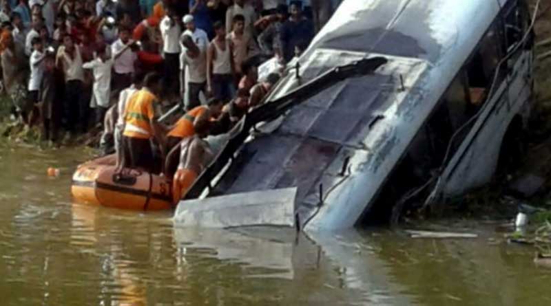 নিয়ন্ত্রণ হারিয়ে নয়ানজুলিতে উল্টে গেল বাস, মৃত ৫