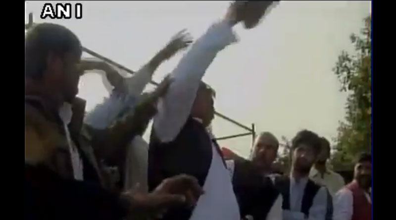 Samajwadi party candidate Sujat Alam hits himself with shoes in Bulandshahr