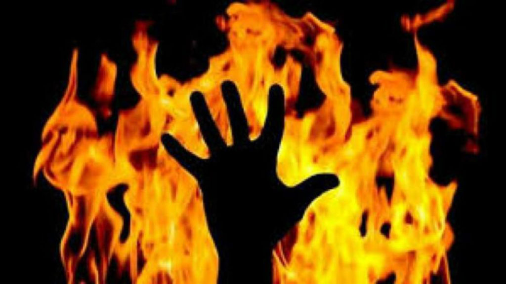 মাটিতে আটা ফেলে দেওয়ায় মেয়ের গায়ে আগুন লাগিয়ে দিল মা