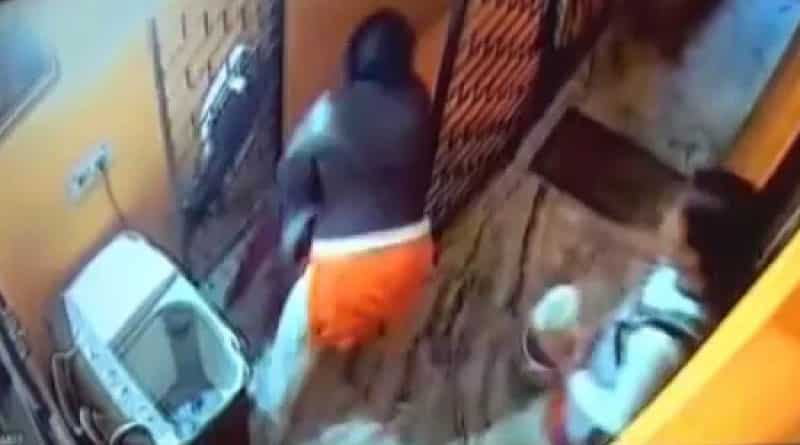 দুধের শিশুকে সিঁড়ি থেকে ছুঁড়ে ফেলল মা!