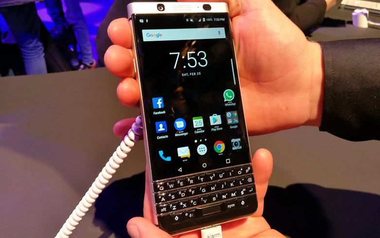 AndroidPIT-BlackBerry-KEYone-front-blurry-less-w782