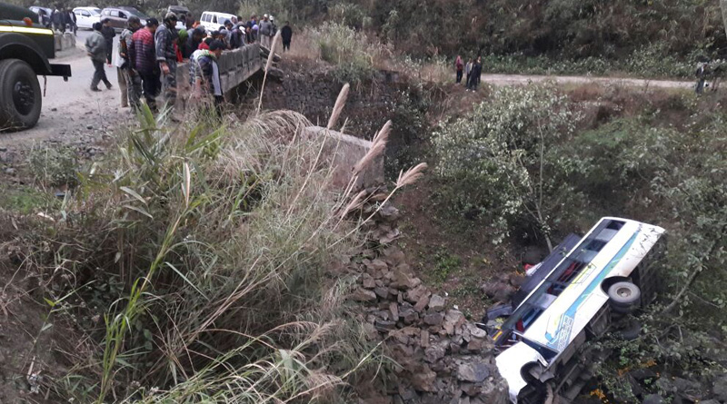 অগভীর খাদে বাস উল্টে মৃত ১০