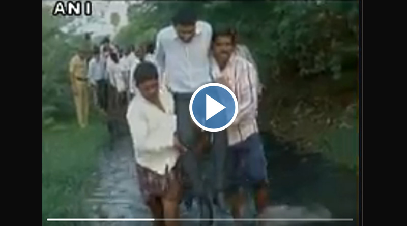 গোড়ালি জলও কাঁধে চেপে পেরোলেন এই আধিকারিক, ভাইরাল ভিডিও
