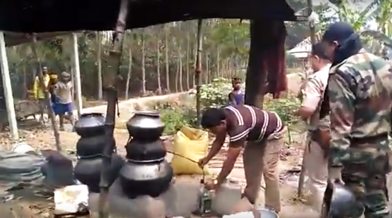পুলিশি অভিযানে ভাঙল চোলাইয়ের ভাটি, গ্রেপ্তার মালকিন
