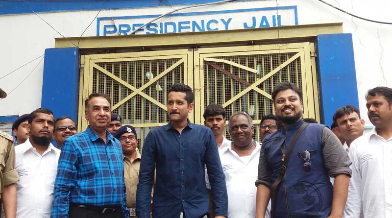 Parambrata Chatterjee visits Presidency jail, impressed by inmates’ craftsmanship