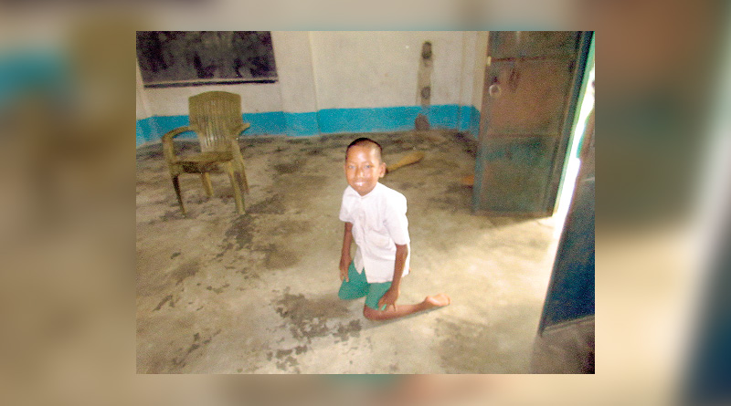 No wheelchaair, 8-year-old Polio victim crawls for education  
