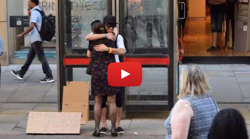 Experiment of solidarity: Blindfolded Muslim gives free hugs in Manchester