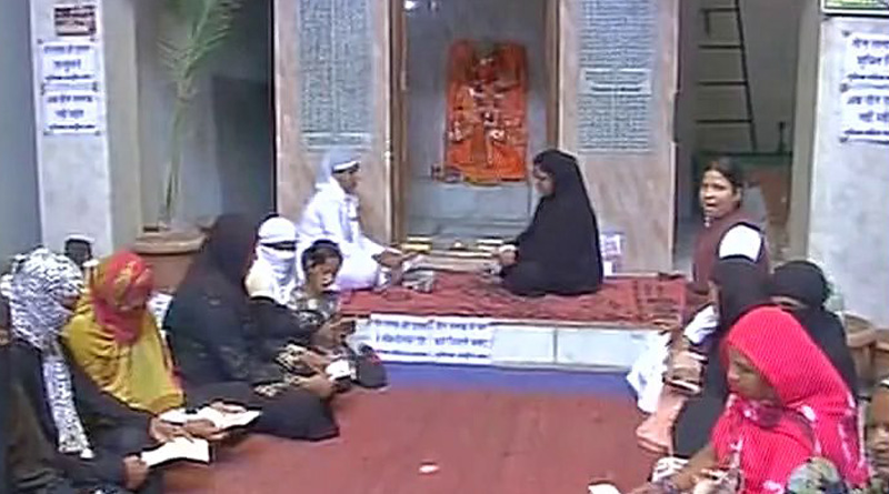 Muslim Women recite Hanuman Chalisa protesting triple talaq
