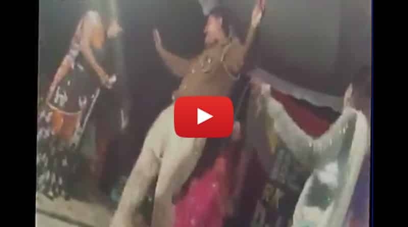 যোগীর রাজ্যে অশ্লীল গানে মদ্যপ পুলিশের ‘ঠুমকা’, ভাইরাল ভিডিও