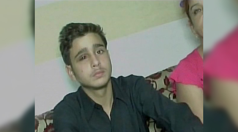 প্রার্থনার সময় পিঠে ব্যাগ, শিক্ষকের মারে দৃষ্টিশক্তি খোয়াল ছাত্র