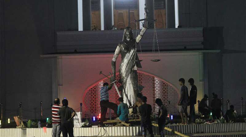 Bangladesh bows to fundamentalists, removes Lady Justice statue from SC premises 