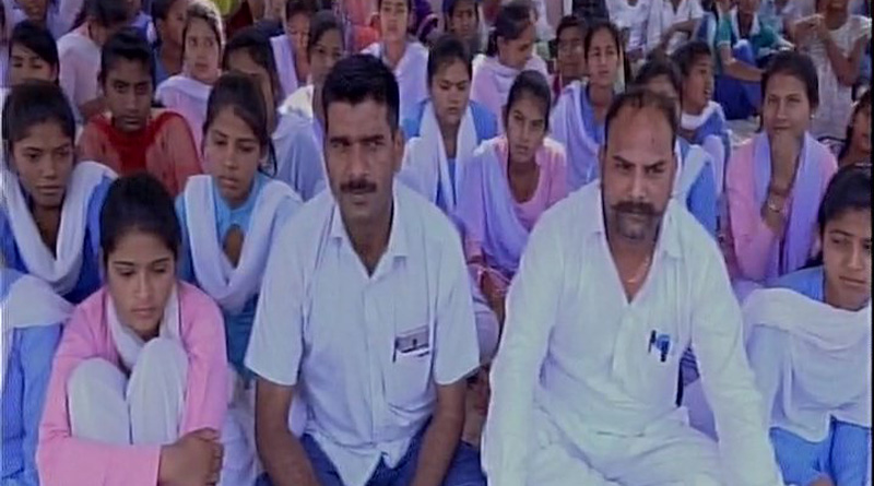গ্রামের বাইরে বেরলেই শ্লীলতাহানি, আশঙ্কায় অনশনে ছাত্রীরা