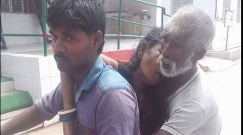হাসপাতালে নেই শববাহী গাড়ি, এইভাবেই স্ত্রীর দেহ নিয়ে বাড়ি ফিরলেন বৃদ্ধ